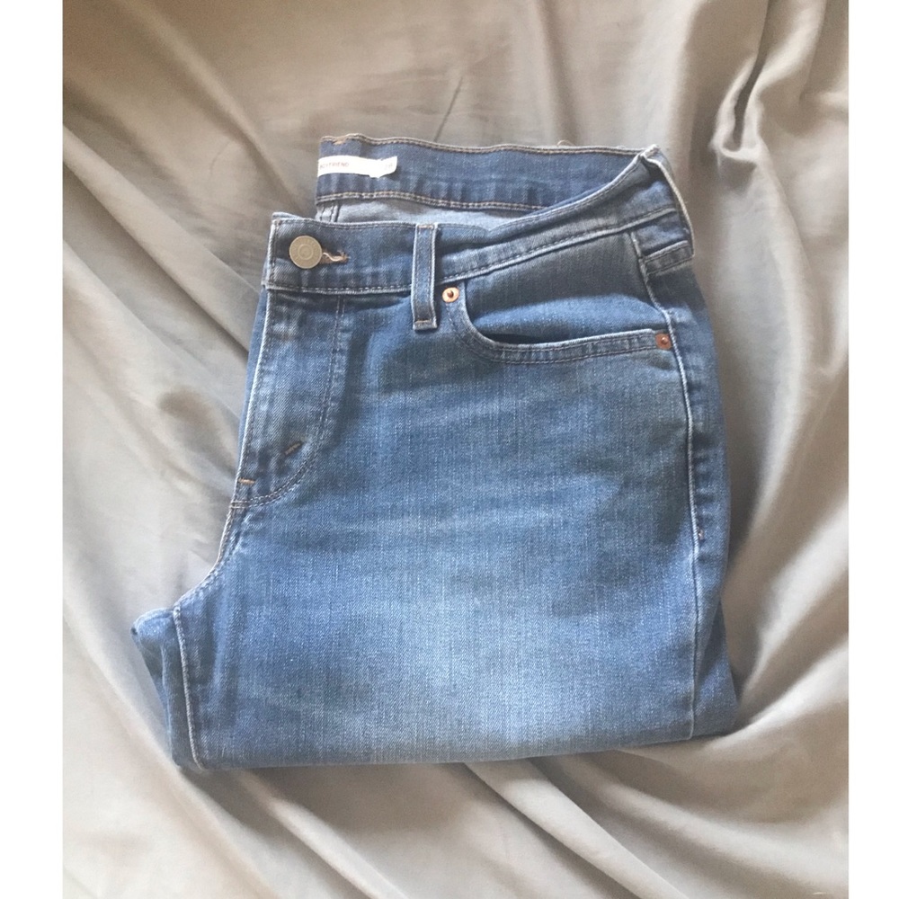 LEVI’S blue boyfriend jeans